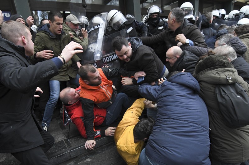 Bentrokan antara polisi Serbia dan pengunjuk rasa oposisi yang menuntut penangkapan atas keruntuhan atap yang mematikan di sebuah stasiun kereta api di Novi Sad, Serbia, Rabu, 20 November 2024. (AP Photo) Bentrokan antara polisi Serbia dan pengunjuk rasa oposisi yang menuntut penangkapan atas keruntuhan atap yang mematikan di sebuah stasiun kereta api di Novi Sad, Serbia, Rabu, 20 November 2024. (AP Photo)