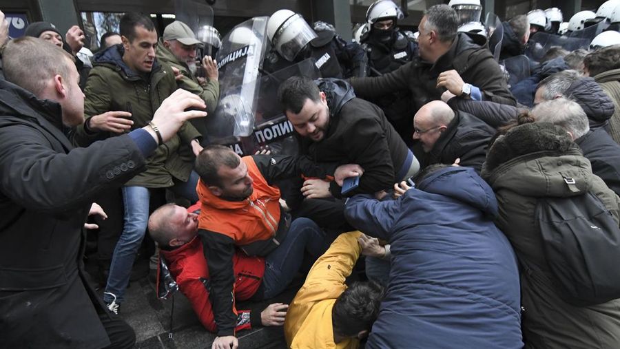 Bentrokan antara polisi Serbia dan pengunjuk rasa oposisi yang menuntut penangkapan atas keruntuhan atap yang mematikan di sebuah stasiun kereta api di Novi Sad, Serbia, Rabu, 20 November 2024. (AP Photo)