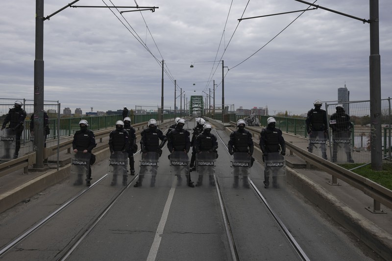 Bentrokan antara polisi Serbia dan pengunjuk rasa oposisi yang menuntut penangkapan atas keruntuhan atap yang mematikan di sebuah stasiun kereta api di Novi Sad, Serbia, Rabu, 20 November 2024. (AP Photo) Bentrokan antara polisi Serbia dan pengunjuk rasa oposisi yang menuntut penangkapan atas keruntuhan atap yang mematikan di sebuah stasiun kereta api di Novi Sad, Serbia, Rabu, 20 November 2024. (AP Photo)