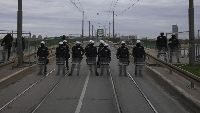 Bentrokan antara polisi Serbia dan pengunjuk rasa oposisi yang menuntut penangkapan atas keruntuhan atap yang mematikan di sebuah stasiun kereta api di Novi Sad, Serbia, Rabu, 20 November 2024. (AP Photo)