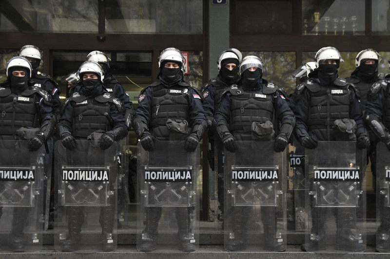 Bentrokan antara polisi Serbia dan pengunjuk rasa oposisi yang menuntut penangkapan atas keruntuhan atap yang mematikan di sebuah stasiun kereta api di Novi Sad, Serbia, Rabu, 20 November 2024. (AP Photo)