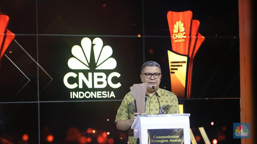 Corporate Secretary Pertamina Geothermal Energy, Kitty Andhora yang diwakili oleh Muhammad Taufik selaku Manager Corporate Communication & Stakeholder Management (Pertamina Geothermal Energy Tbk) saat menerima penghargaan dalam acara Communication Strategist Awards di Jakarta, Rabu (20/11/2024). (CNBC Indonesia/Faisal Rahman)