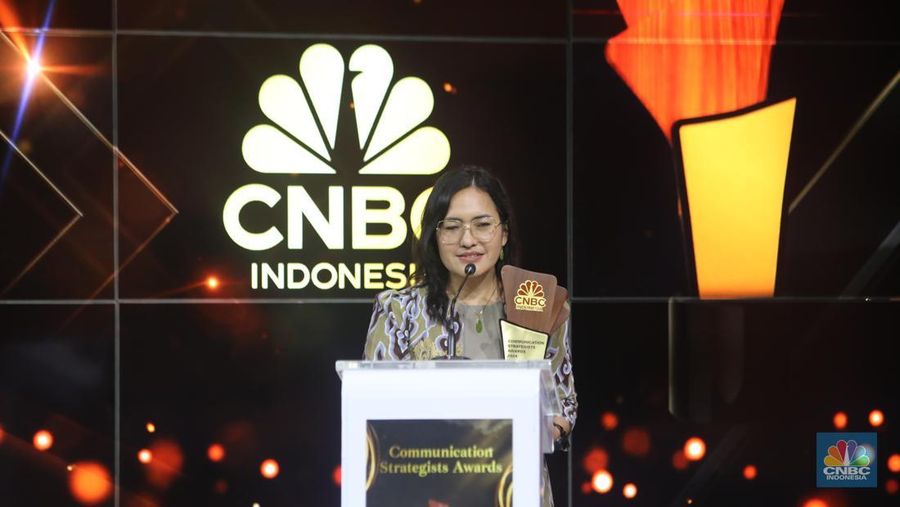 Deputi Direktur Departmen Komunikasi Bank Indonesia (BI), Risanty Napitupulu saat menerima penghargaan dalam acara Communication Strategist Awards di Jakarta, Rabu (20/11/2024). (CNBC Indonesia/Faisal Rahman)