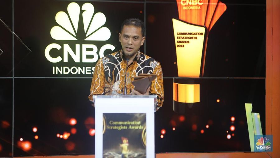 Executive Vice President Komunikasi Korporat dan TJSL PLN, Gregorius Adi Trianto saat menerima penghargaan dalam acara Communication Strategist Awards di Jakarta, Rabu (20/11/2024). (CNBC Indonesia/Faisal Rahman)