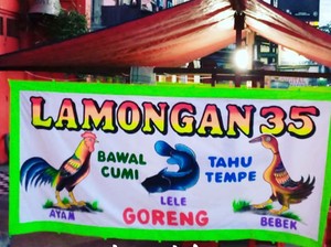 5 Fakta Spanduk Pecel Lele, Makin Lusuh Makin Ikonik!