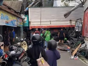 Truk Tronton Rem Blong Picu Kecelakaan Beruntun di Ngaliyan Semarang
