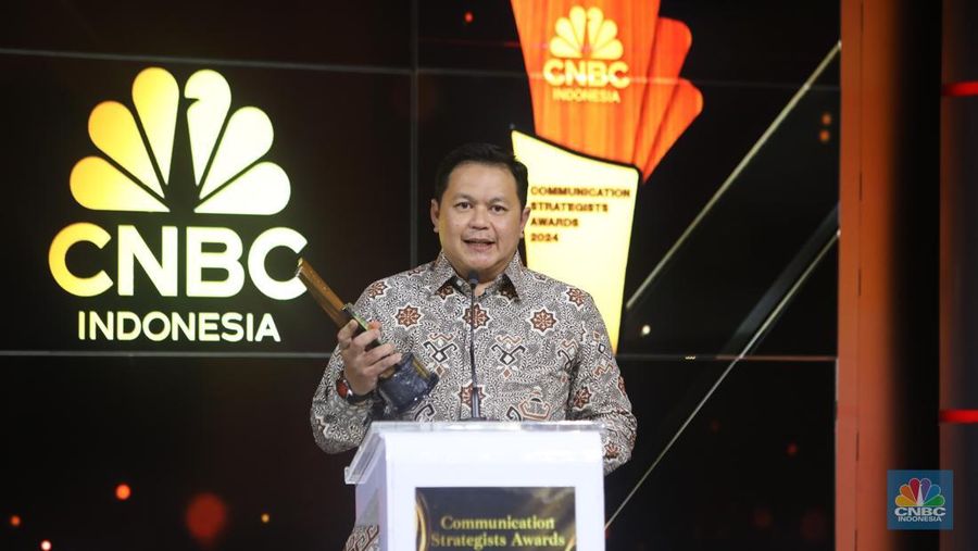Kepala Urusan Eksternal PT HM Sampoerna Tbk, Arief Triastika saat menerima penghargaan dalam acara Communication Strategist Awards di Jakarta, Rabu (20/11/2024). (²©²ÊÍøÕ¾/Faisal Rahman)