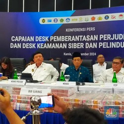 Medsos Lelet Blokir Konten Judi Online, Meutya: Harus Ikut Hukum RI!