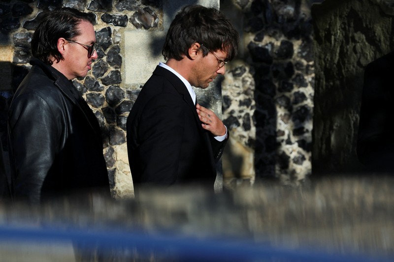 Peti mati mantan penyanyi One Direction Liam Payne tiba untuk pemakaman di Gereja St. Mary di Amersham, dekat London, Inggris, 20 November 2024. (REUTERS/Toby Melville)