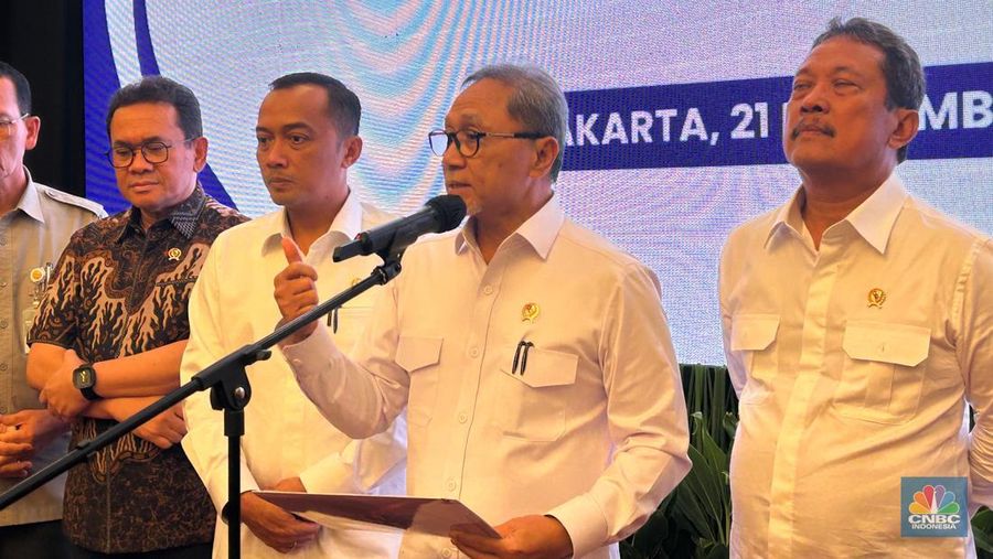 Menko Pangan Zulkifli Hasan bersama Menteri Bidang pangan saat Konferensi Pers di Gedung Graha Mandiri, Jakarta, Kamis (21/11/2024). (CNBC Indonesia/Martyasari Rizky)