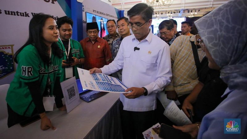 Pencari kerja mencari informasi lowongan pekerja dalam acara Jaknaker Expo di Balai Sudirman, Jakarta, Kamis (22/11/2024). (CNBC Indonesia/Faisal Rahman)