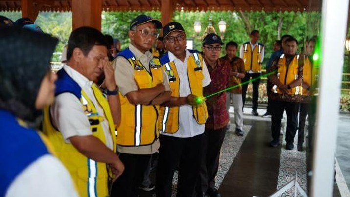 Menteri Pekerjaan Umum Dody Hanggodo saat meninjau Daerah Irigasi Karangtalun di Magelang, Sabtu (16/11/2024). (Dok. KemenPU)