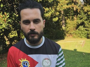 Viral Michael Malarkey, Aktor Vampire Diaries Boikot Starbucks di Panggung
