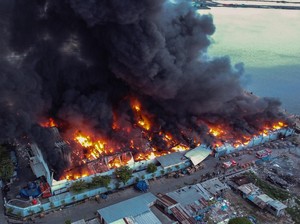 Kebakaran Pabrik Sepeda di Terboyo Semarang Belum Padam hingga Malam Ini
