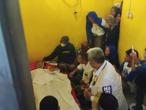 Man-Feri Melayat ke Rumah Korban Tewas Akibat Ditusuk Saat Kampanye Akbar