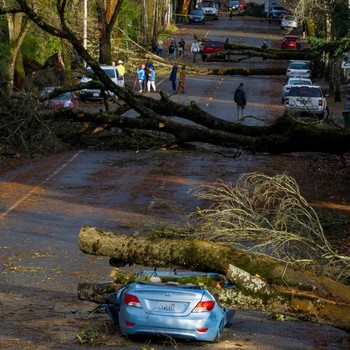 Potret Washington Dihantam Siklon Bom, Rumah-Mobil Hancur