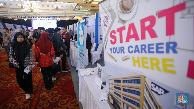 Pencari kerja mencari informasi lowongan pekerja dalam acara Jaknaker Expo di Balai Sudirman, Jakarta, Kamis (22/11/2024). (CNBC Indonesia/Faisal Rahman)