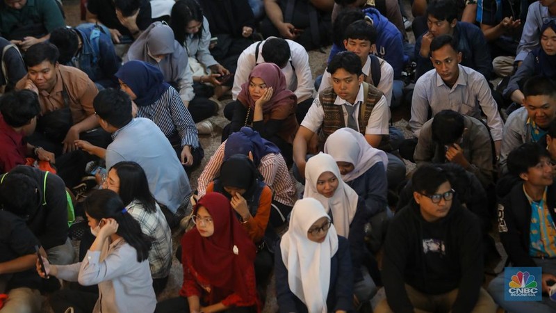 Pencari kerja mencari informasi lowongan pekerja dalam acara Jaknaker Expo di Balai Sudirman, Jakarta, Kamis (22/11/2024). (CNBC Indonesia/Faisal Rahman)