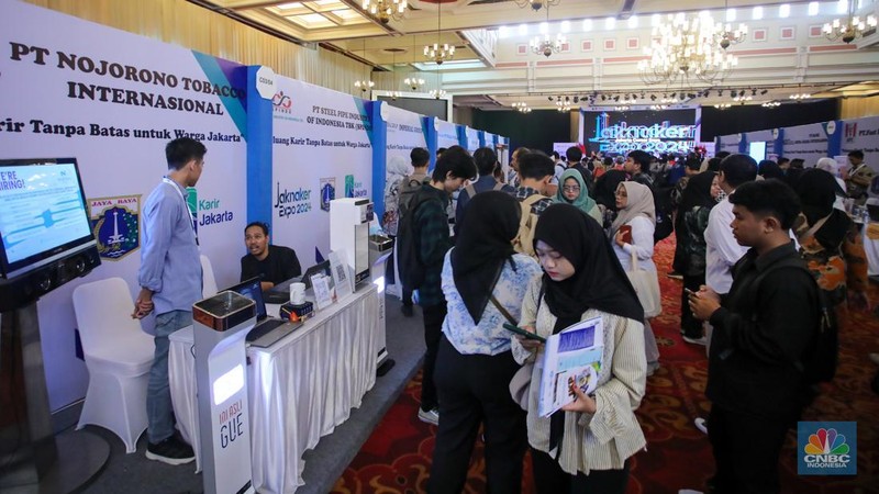 Pencari kerja mencari informasi lowongan pekerja dalam acara Jaknaker Expo di Balai Sudirman, Jakarta, Kamis (22/11/2024). (CNBC Indonesia/Faisal Rahman)