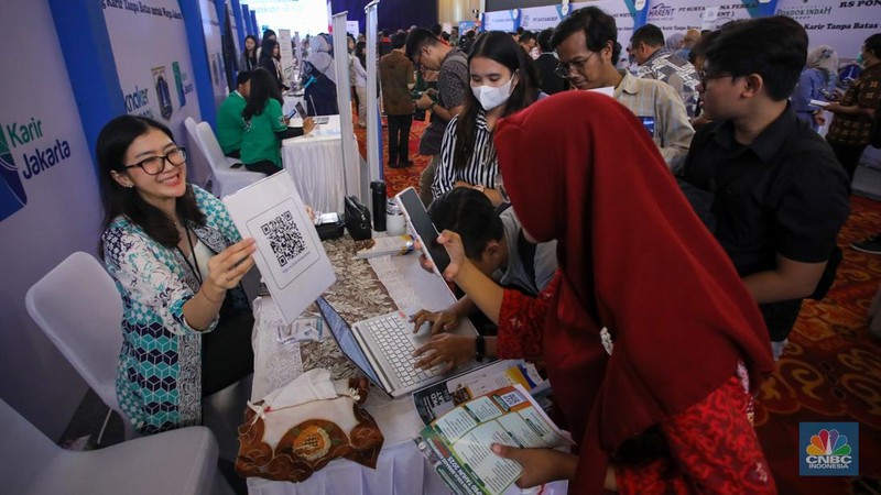 Pencari kerja mencari informasi lowongan pekerja dalam acara Jaknaker Expo di Balai Sudirman, Jakarta, Kamis (22/11/2024). (CNBC Indonesia/Faisal Rahman)