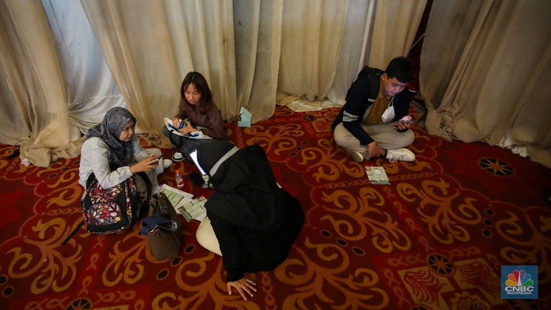 Pencari kerja mencari informasi lowongan pekerja dalam acara Jaknaker Expo di Balai Sudirman, Jakarta, Kamis (22/11/2024). Pencari kerja mencari informasi lowongan pekerja dalam acara Jaknaker Expo di Balai Sudirman, Jakarta, Kamis (22/11/2024). (CNBC Indonesia/Faisal Rahman)