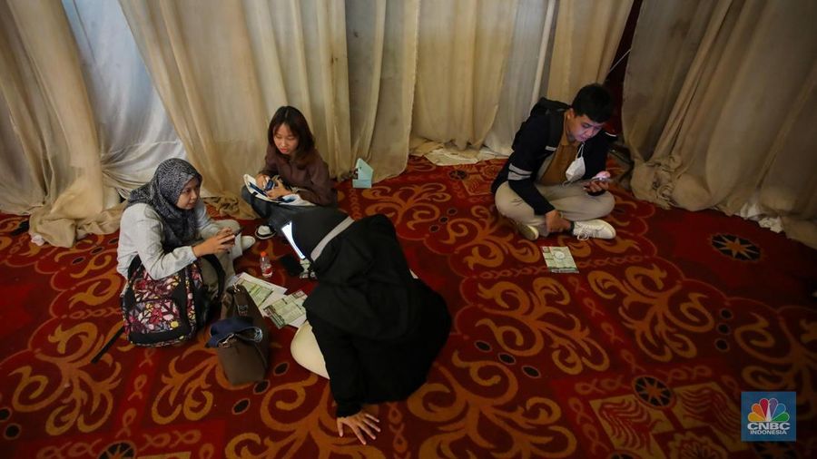 Pencari kerja mencari informasi lowongan pekerja dalam acara Jaknaker Expo di Balai Sudirman, Jakarta, Kamis (22/11/2024). (CNBC Indonesia/Faisal Rahman)