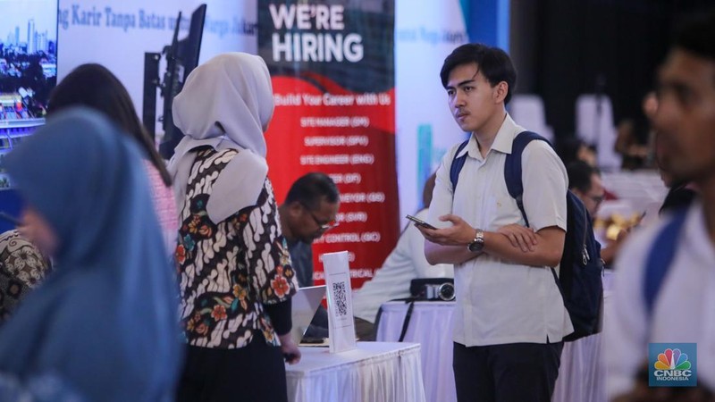 Pencari kerja mencari informasi lowongan pekerja dalam acara Jaknaker Expo di Balai Sudirman, Jakarta, Kamis (22/11/2024). (CNBC Indonesia/Faisal Rahman)