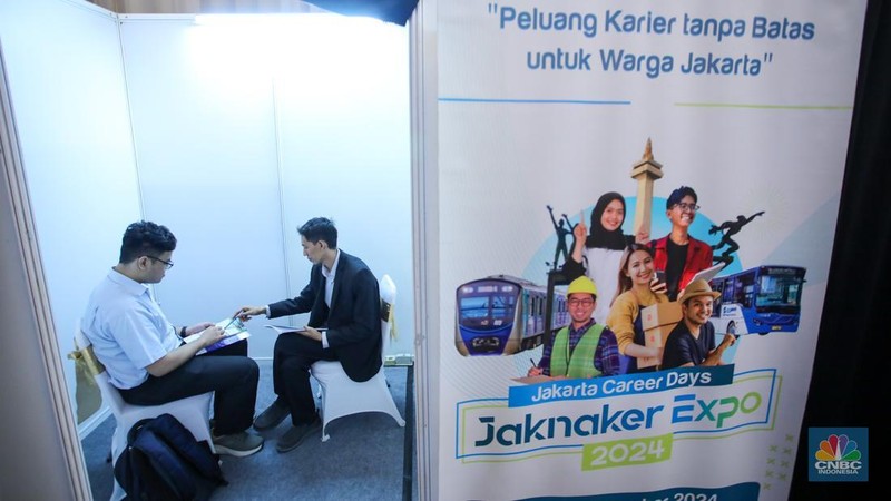 Pencari kerja mencari informasi lowongan pekerja dalam acara Jaknaker Expo di Balai Sudirman, Jakarta, Kamis (22/11/2024). (CNBC Indonesia/Faisal Rahman)