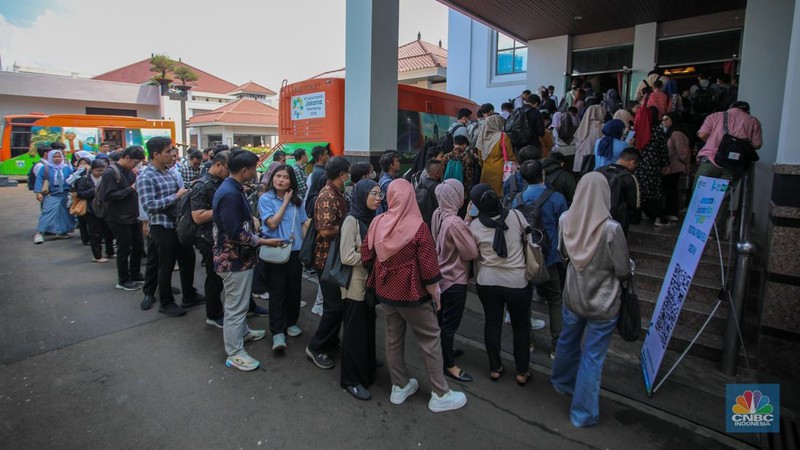 Pencari kerja mencari informasi lowongan pekerja dalam acara Jaknaker Expo di Balai Sudirman, Jakarta, Kamis (22/11/2024). (CNBC Indonesia/Faisal Rahman)