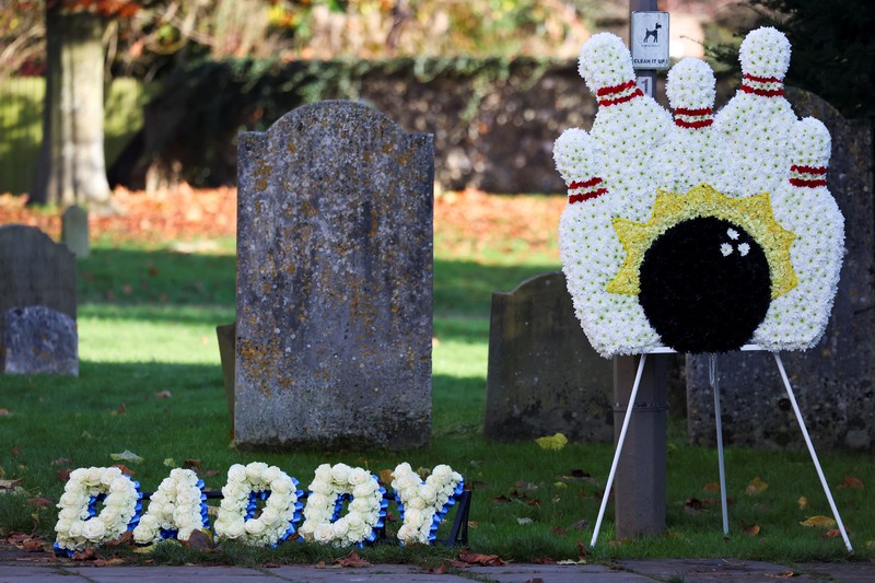Peti mati mantan penyanyi One Direction Liam Payne tiba untuk pemakaman di Gereja St. Mary di Amersham, dekat London, Inggris, 20 November 2024. Peti mati mantan penyanyi One Direction Liam Payne tiba untuk pemakaman di Gereja St. Mary di Amersham, dekat London, Inggris, 20 November 2024. (REUTERS/Toby Melville)