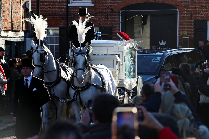 Peti mati mantan penyanyi One Direction Liam Payne tiba untuk pemakaman di Gereja St. Mary di Amersham, dekat London, Inggris, 20 November 2024. Peti mati mantan penyanyi One Direction Liam Payne tiba untuk pemakaman di Gereja St. Mary di Amersham, dekat London, Inggris, 20 November 2024. (REUTERS/Toby Melville)