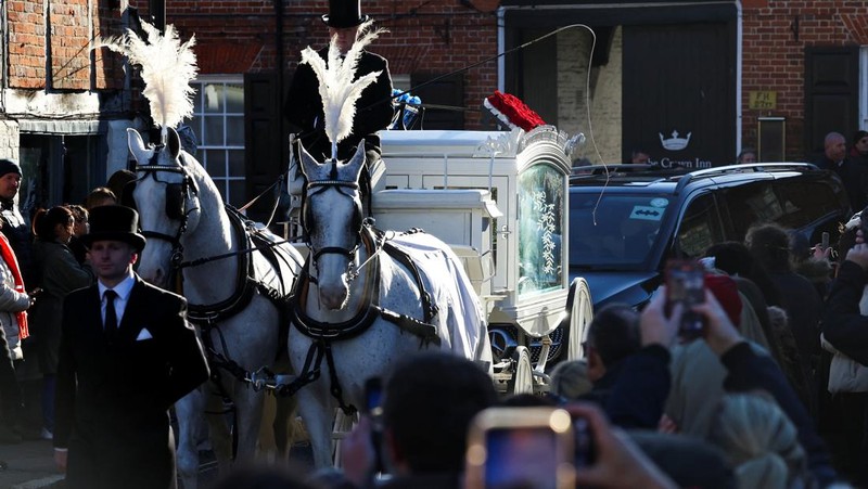 Peti mati mantan penyanyi One Direction Liam Payne tiba untuk pemakaman di Gereja St. Mary di Amersham, dekat London, Inggris, 20 November 2024. (REUTERS/Toby Melville)