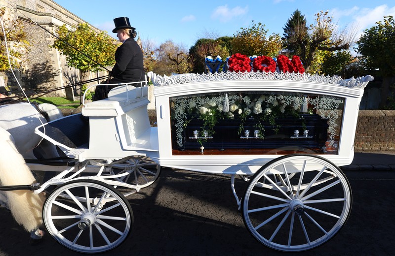 Peti mati mantan penyanyi One Direction Liam Payne tiba untuk pemakaman di Gereja St. Mary di Amersham, dekat London, Inggris, 20 November 2024. Peti mati mantan penyanyi One Direction Liam Payne tiba untuk pemakaman di Gereja St. Mary di Amersham, dekat London, Inggris, 20 November 2024. (REUTERS/Toby Melville)