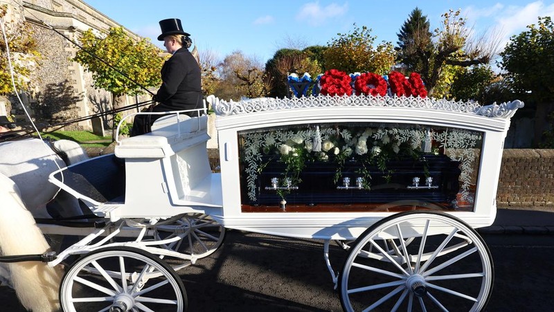 Peti mati mantan penyanyi One Direction Liam Payne tiba untuk pemakaman di Gereja St. Mary di Amersham, dekat London, Inggris, 20 November 2024. (REUTERS/Toby Melville)