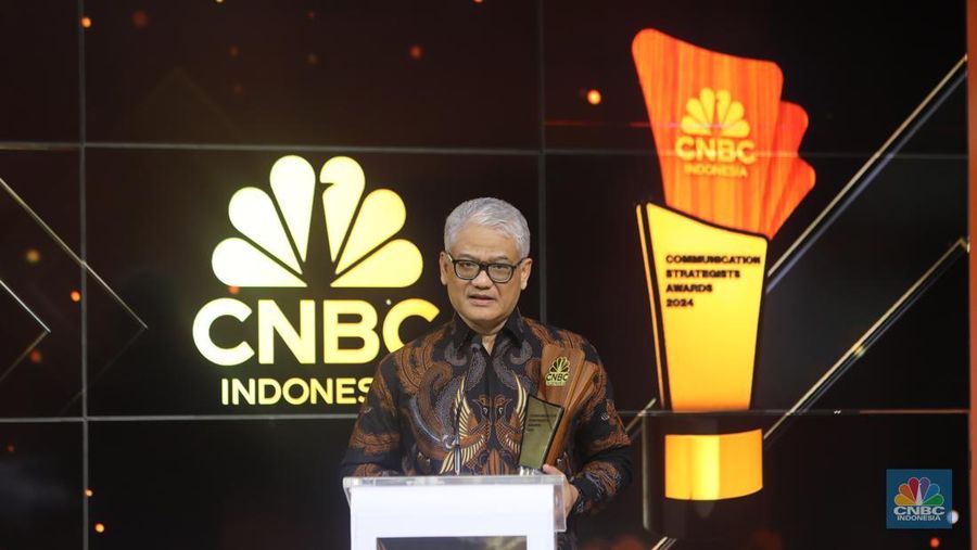 PLT Direktur Layanan Telekomunikasi dan Informasi Masyarakat dan Pemerhati BAKTI, Sudarmanto saat menerima penghargaan dalam acara Communication Strategist Awards di Jakarta, Rabu (20/11/2024). (CNBC Indonesia/Faisal Rahman)