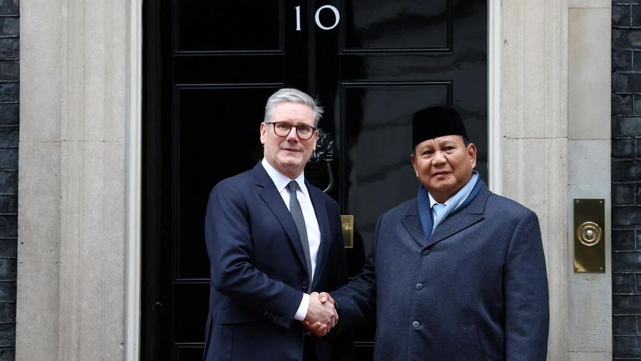 Presiden Prabowo Subianto menemui Perdana Menteri (PM) Keir Starmer di London, Inggris, Kamis (21/11/2024). (REUTERS/Mina Kim/Pool)