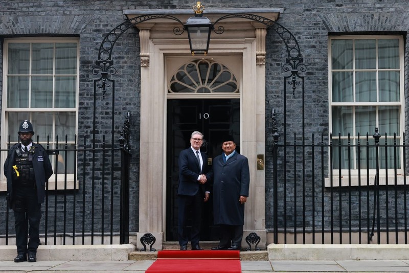 Presiden Prabowo Subianto menemui Perdana Menteri (PM) Keir Starmer di London, Inggris, Kamis (21/11/2024). (REUTERS/Mina Kim/Pool)
