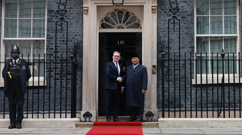 Presiden Prabowo Subianto menemui Perdana Menteri (PM) Keir Starmer di London, Inggris, Kamis (21/11/2024). (REUTERS/Mina Kim/Pool)