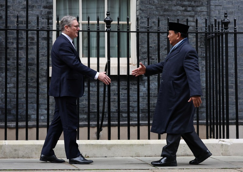 Presiden Prabowo Subianto menemui Perdana Menteri (PM) Keir Starmer di London, Inggris, Kamis (21/11/2024). (REUTERS/Mina Kim/Pool)