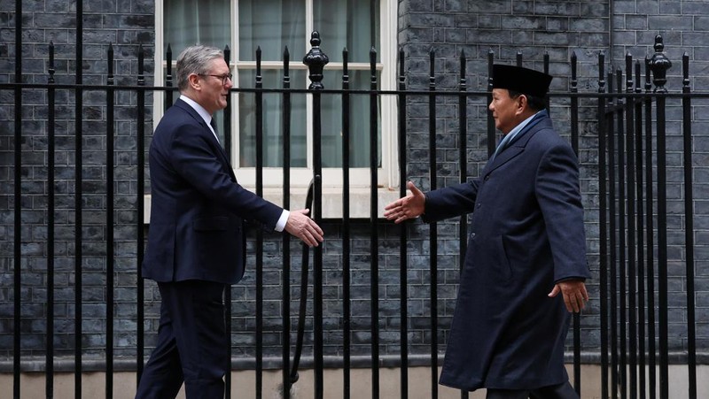 Presiden Prabowo Subianto menemui Perdana Menteri (PM) Keir Starmer di London, Inggris, Kamis (21/11/2024). (REUTERS/Mina Kim/Pool)