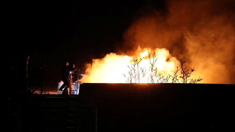 Rusia menyerang wilayah Dnipropetrovsk pada Kamis (21/11/2024) pagi. Hal ini disampaikan oleh kepala administrasi militer wilayah Ukraina. (via REUTERS/STATE EMERGENCY SERVICE OF UKRAI)