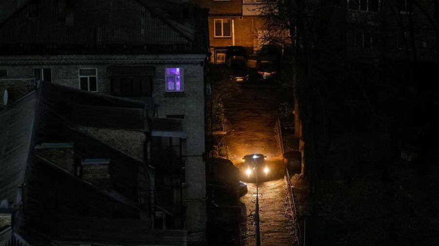 Serangan rudal dan pesawat nirawak Rusia yang besar-besaran telah menargetkan infrastruktur listrik di seluruh Ukraina. (REUTERS/Gleb Garanich)