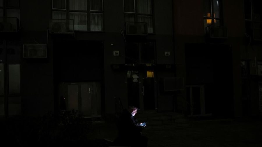 Serangan rudal dan pesawat nirawak Rusia yang besar-besaran telah menargetkan infrastruktur listrik di seluruh Ukraina. (REUTERS/Gleb Garanich)