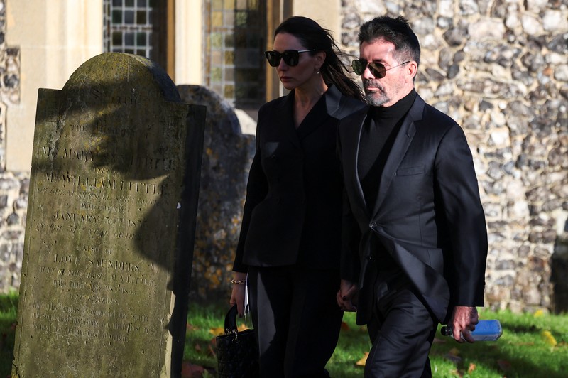 Peti mati mantan penyanyi One Direction Liam Payne tiba untuk pemakaman di Gereja St. Mary di Amersham, dekat London, Inggris, 20 November 2024. (REUTERS/Toby Melville)