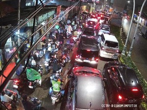 Jalan Ciledug Raya Jaksel Tergenang Imbas Hujan, Lalin Macet Parah