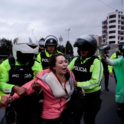 Chaos! Demonstran Tuntut Presiden Mundur, Bentrok dengan Polisi