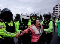 Chaos! Demonstran Tuntut Presiden Mundur, Bentrok dengan Polisi
