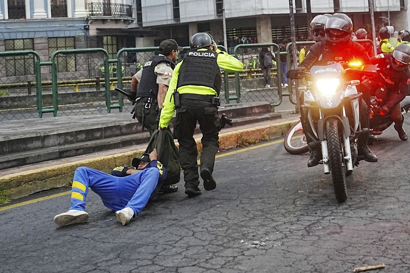 Bentrokan antara massa anti pemerintah dengan aparat keamanan pecah di ibu kota Ekuador, Quito, Kamis (22/11/2024). Massa menuntut Presiden Noboa mundur dari jabatannya karena dinilai tidak becus menangani krisis ekonomi. (AP Photo/Dolores Ochoa) Bentrokan antara massa anti pemerintah dengan aparat keamanan pecah di ibu kota Ekuador, Quito, Kamis (22/11/2024). Massa menuntut Presiden Noboa mundur dari jabatannya karena dinilai tidak becus menangani krisis ekonomi. (AP Photo/Dolores Ochoa)