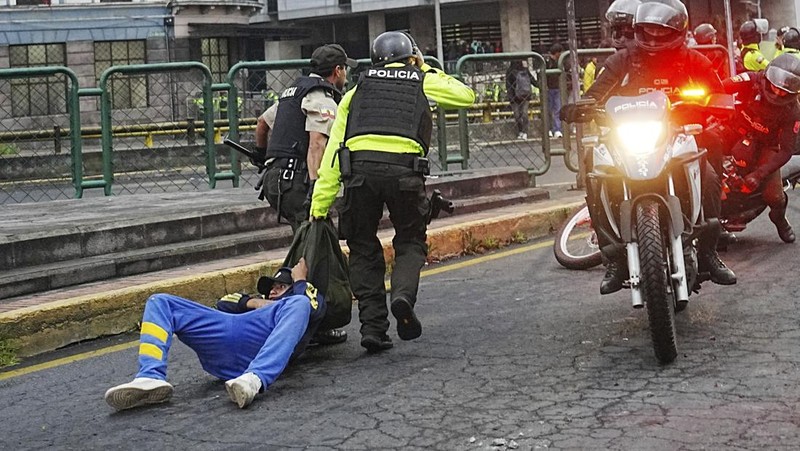 Bentrokan antara massa anti pemerintah dengan aparat keamanan pecah di ibu kota Ekuador, Quito, Kamis (22/11/2024). Massa menuntut Presiden Noboa mundur dari jabatannya karena dinilai tidak becus menangani krisis ekonomi. (AP Photo/Dolores Ochoa)