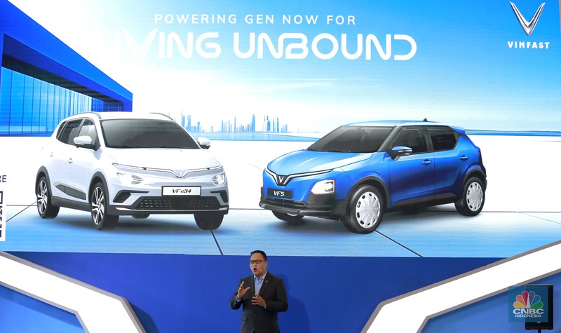 Suasana aktifitas pengunjung booth VinFast di ajang Gaikindo Jakarta Auto Week (GJAW) 2024 di Hall 6, ICE BSD, Tangerang, Jumat. (22/11/2024). (CNBC Indonesia/Muhammad Sabki)
